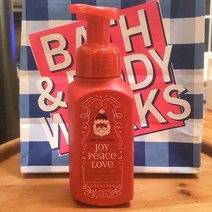 Winter Candy Apple Bath & Body Works Foaming Gentle Hand Soap - NEW